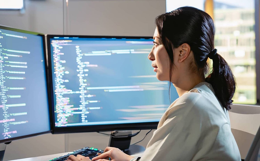 エンジニアの仕事姿